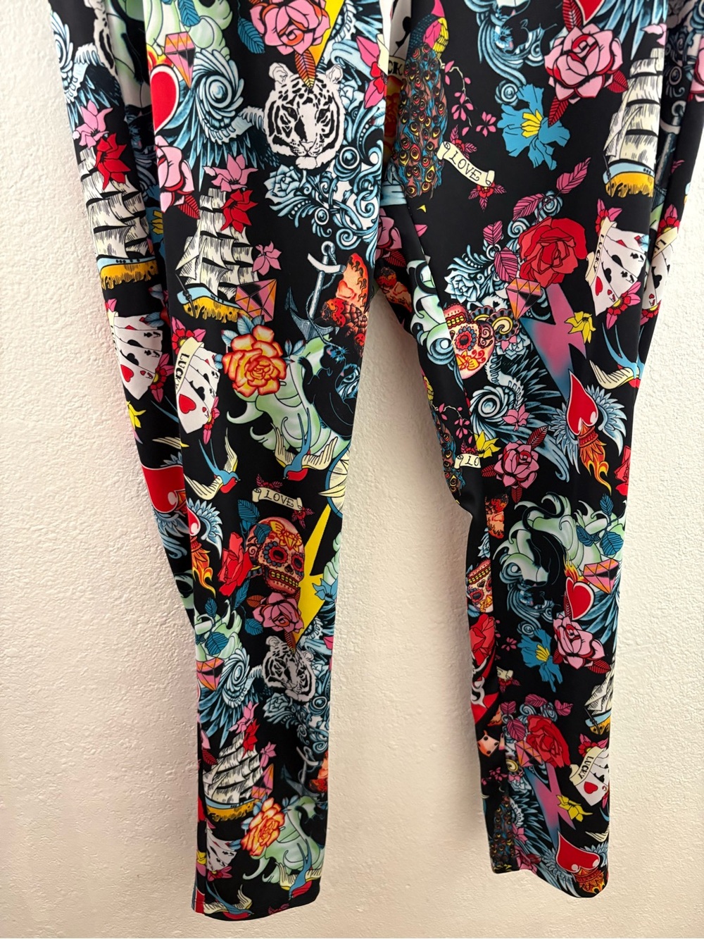 Torrid leggings featuring a vibrant, multi-colored tattoo-inspired print size 3X - Picture 3 of 6